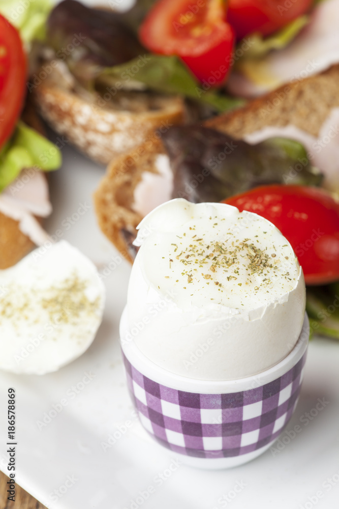 gekochtes Frühstücksei mit Brot gekochtes Frühstücksei mit Brot