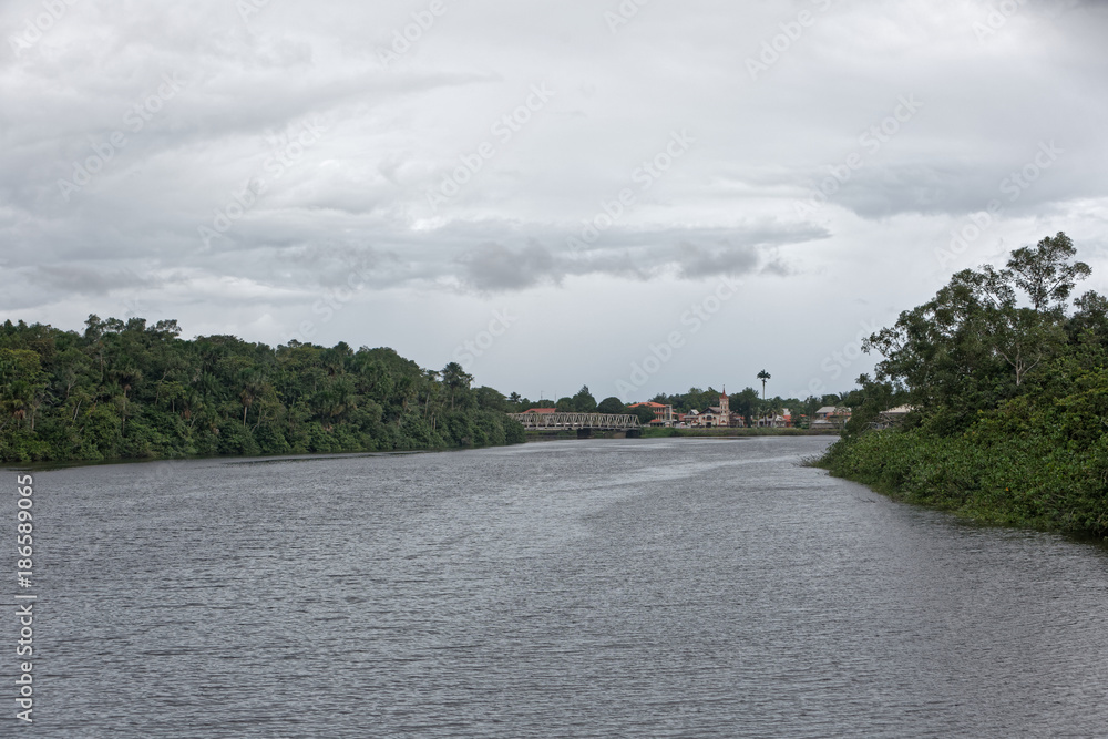 Le fleuve et la commune de Sinnamary dans l'ouest de la Guyane française