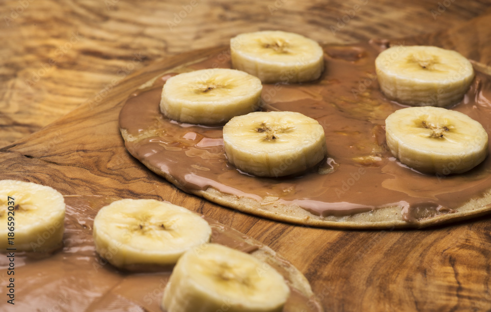 Crepes mit Nussmus und Bananenscheiben Crepes mit Nussmus und Bananenscheiben