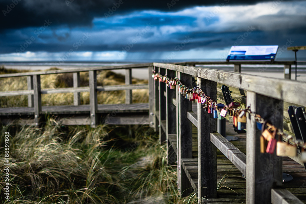 Aussichtsbrücke mit Liebesschössern Aussichtsbrücke mit Liebesschössern