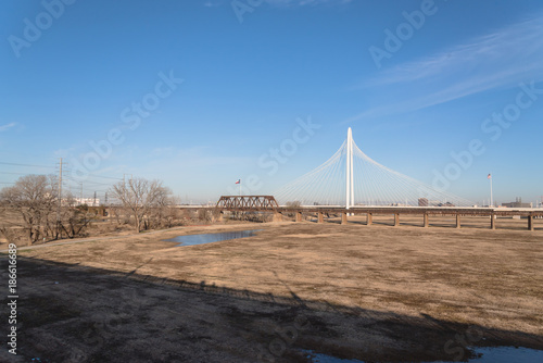Fotografie The Margaret Hunt Hill and old railway bridge in Downtown Dallas, Texas, USA spans the Trinity River