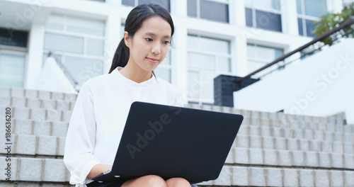 Canvas Print Businesswoman use of computer at outdoor