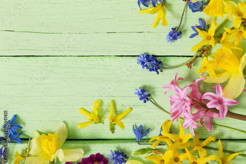 Fototapeta Naklejka Na Ścianę i Meble -  flowers on green wooden background