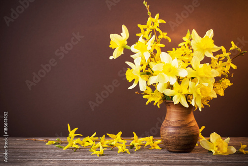 Fototapeta Naklejka Na Ścianę i Meble -  Daffodil in vase on brown background