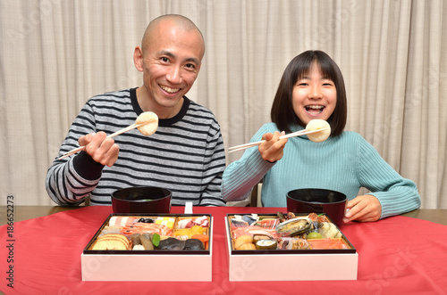 Wallpaper Mural お雑煮を食べる親子 Torontodigital.ca