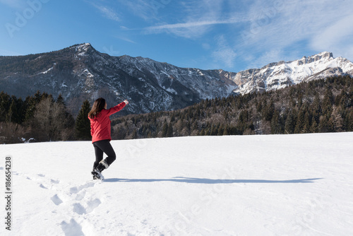 giocare e camminare sulla neve