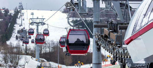 Fotobehang Wintersport Skilift kabelbaan in winterlandschap  © Tobias Arhelger