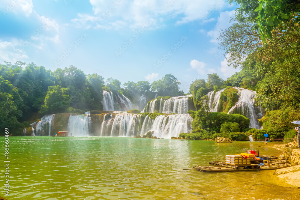 Obraz premium Krajobraz wodospadu