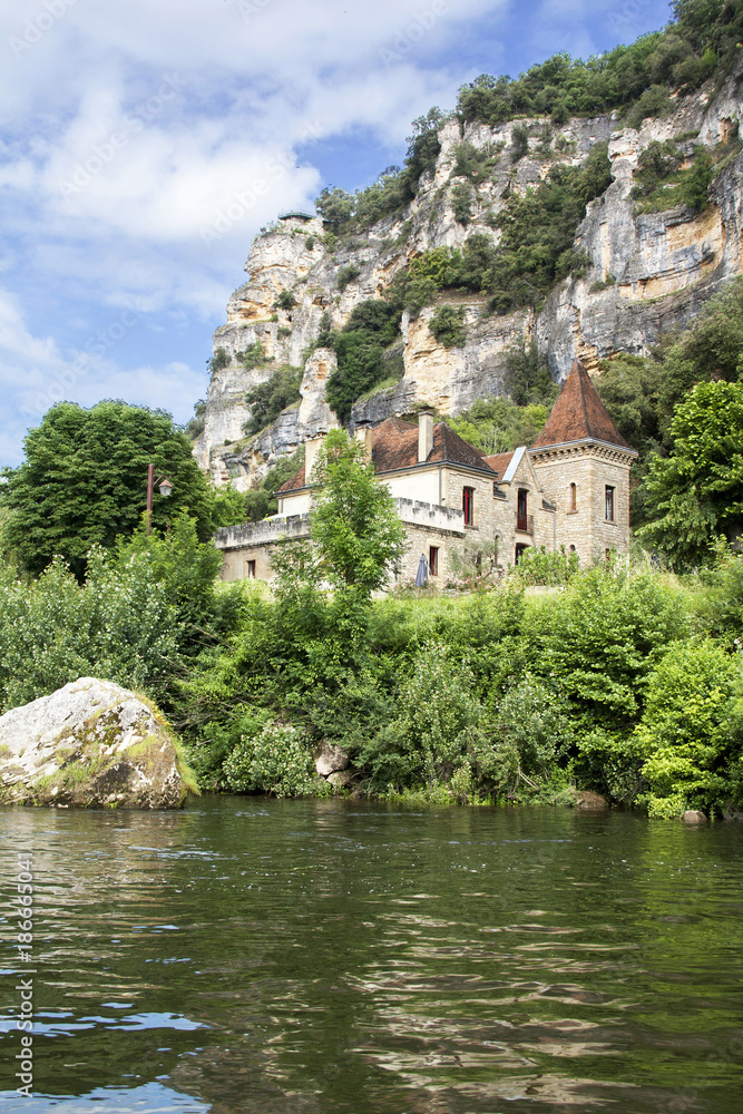 Le château de La Roque Gageac vu depuis la Dordogne. Dordogne. Nouvelle Aquitaine 
