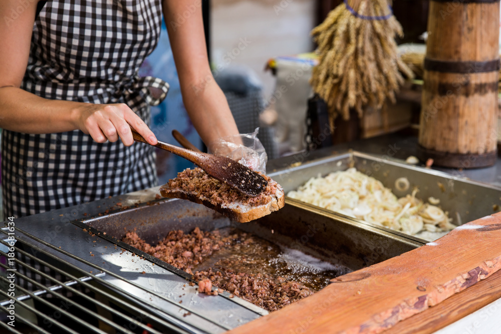 Woman cooking traditional polish declious food with bread with lard and  fried onion. Street food fastival in center of old town in Gdansk, city  near baltic sea foto de Stock | Adobe