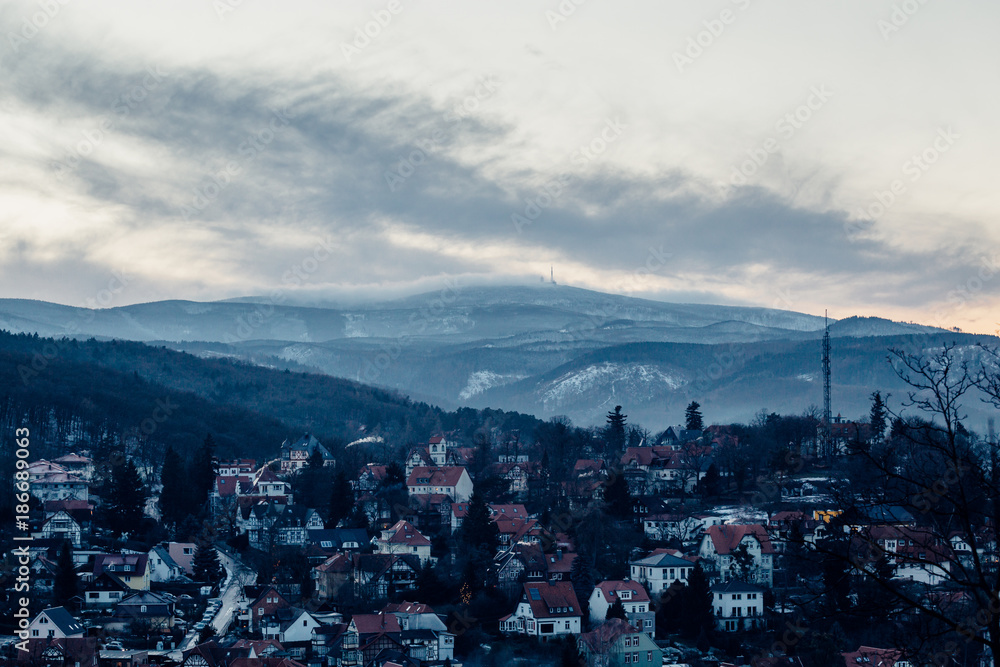 Stadt Wernigerode im Winter, Hintergrund der Berg Brocken