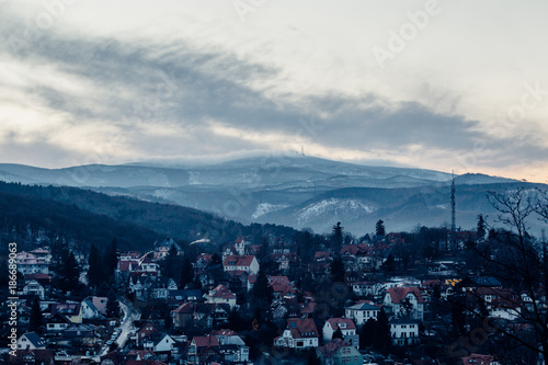 Stadt Wernigerode im Winter, Hintergrund der Berg Brocken