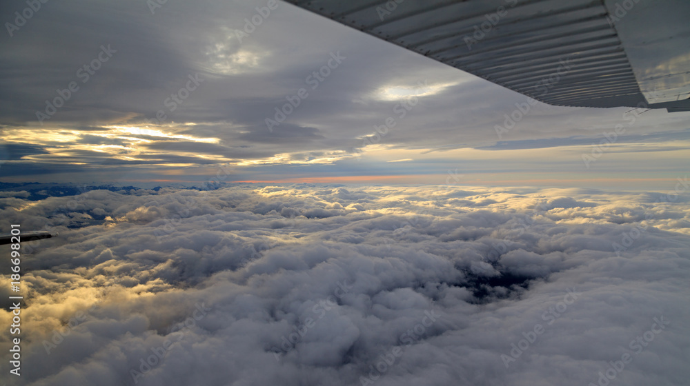 Naklejka premium Flug zwischen Wolken