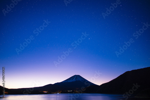 富士山と本栖湖,星空