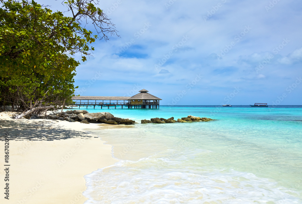 Maledivenstrand mit Blick auf den Steg, Maledivenstrand mit Blick auf den Steg,