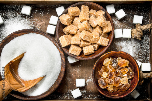 Obraz na płótnie Different kinds of sugar in bowls on a tray.