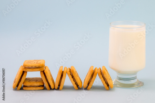 Fotografi Bolachas isoladas acompanhadas com leite e cereal.