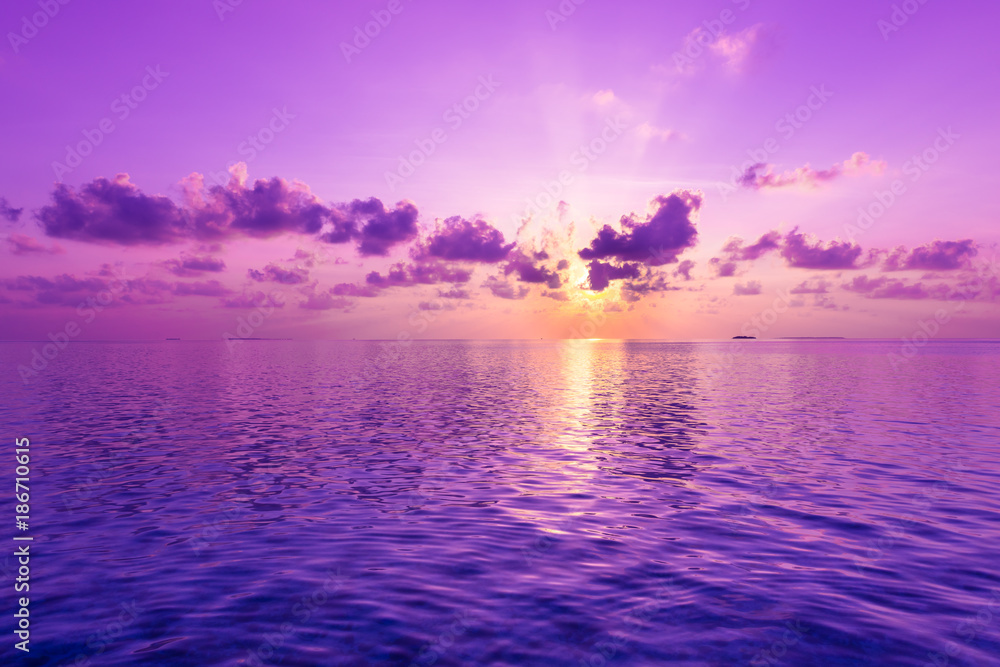 Obraz premium Fantastyczny zachód słońca. Fioletowy zachód słońca nad oceanem.