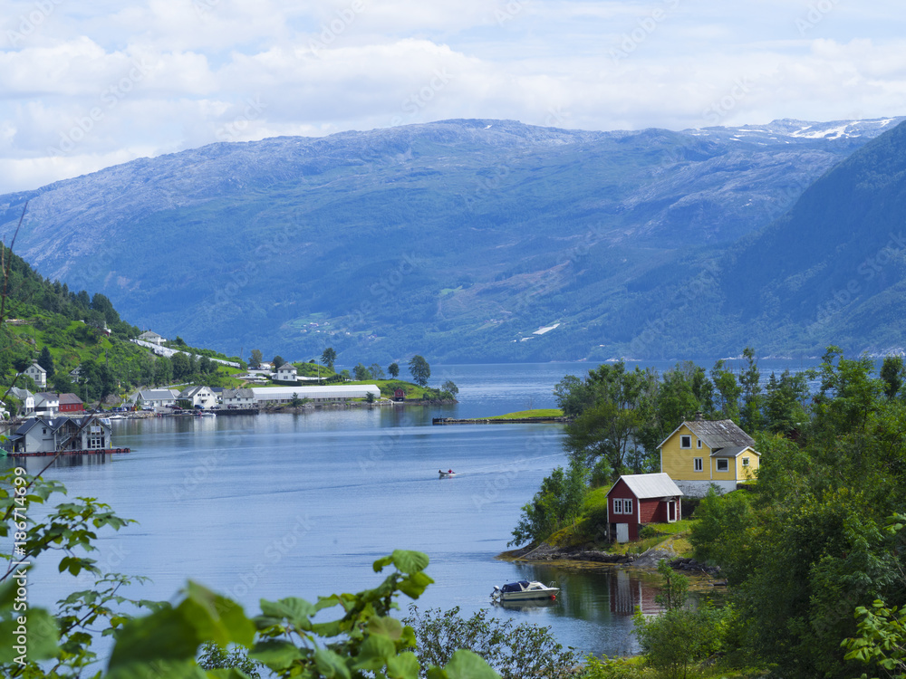 Preciosas vistas del lago de Hardangerfjorden en Noruega, verano de 2017.