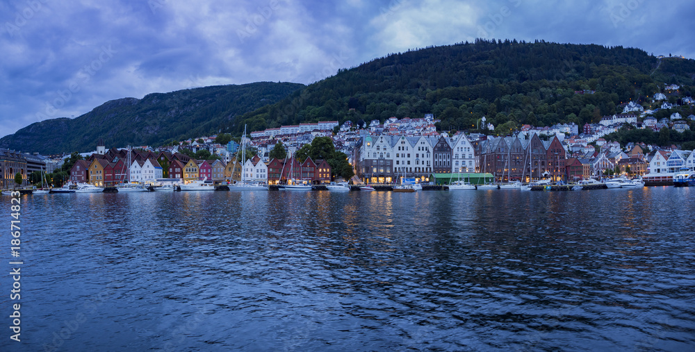 Panorámica nocturna de las casitas típicas de Bergen, Noruega, verano de 2017