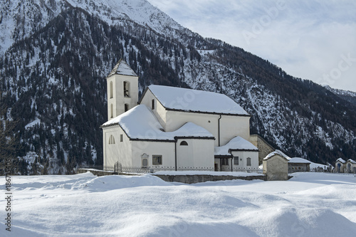 Kirche von "Catto" im Winter, Leventina, Tessin, Schweiz