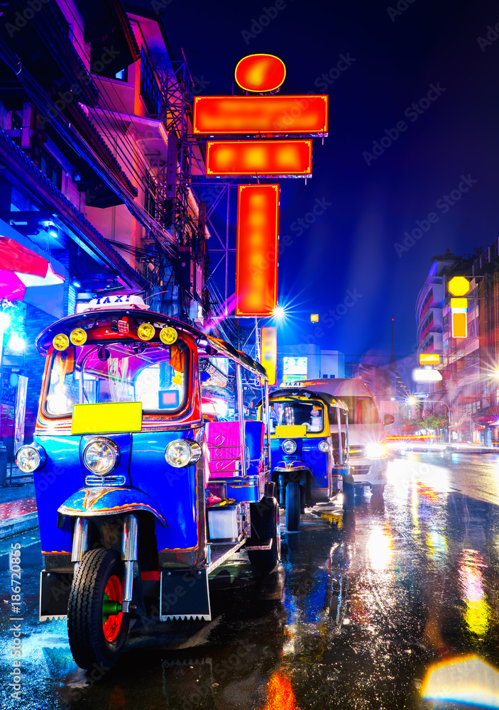 Naklejka premium Tuk Tuk Taxi w chińskim mieście Bangkok w nocy