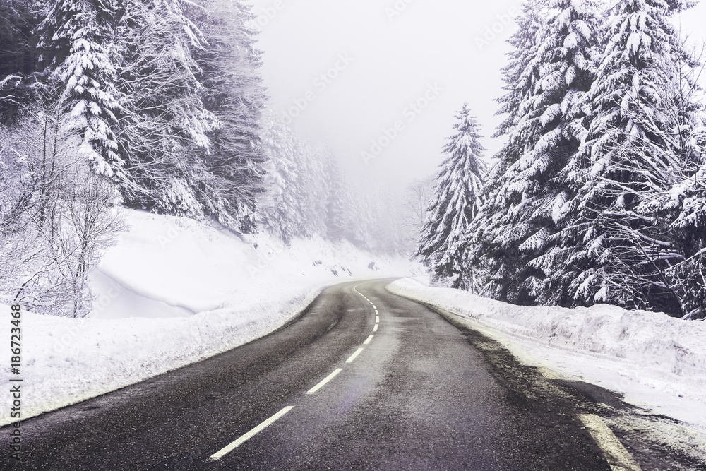 Obraz premium Cleared road curve in winter