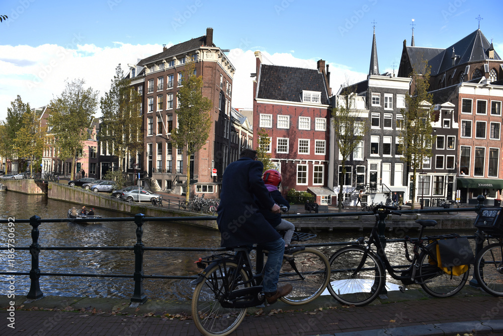 un padre in bici col figlio ad amsterdam