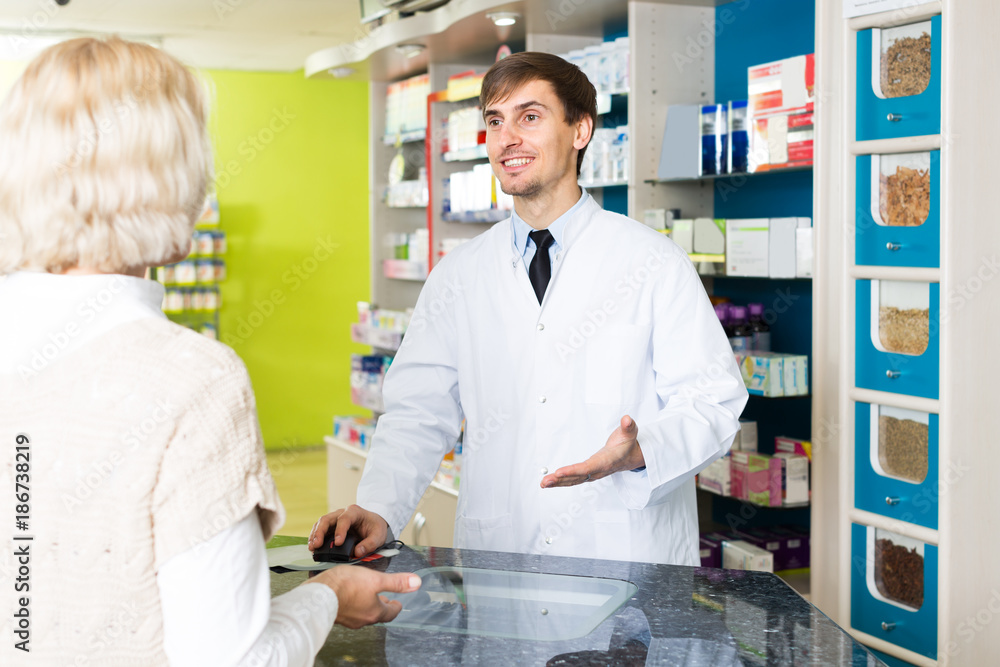 pharmaceutist  helping girl