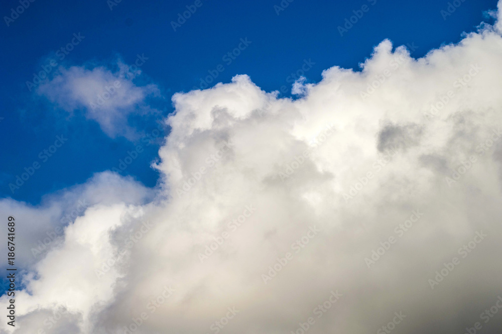 Obraz premium interesting clouds in the blue sky, cloud clusters, 