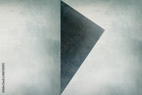 Dreieck auf heller Wand - Abstrakter Hintergrund - Grafik Design photo