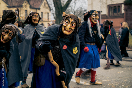 Quadro su tela fastnacht umzug hässliche hexe mit besen 10