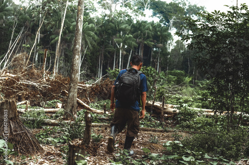 mann geht durch den Dschungel am Amazonas