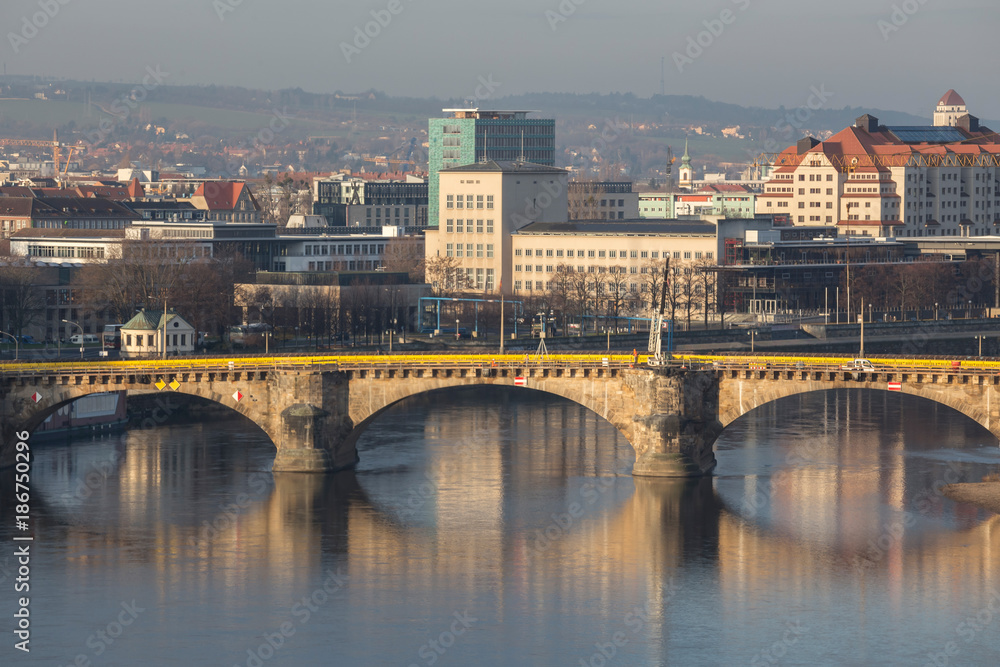 Obraz premium a bridge over the elbe river in dresden germany
