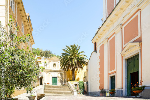 Altstadt von Moneglia mit katholischer Kirche Oratorio dei disciplinanti und Kapelle Chiesa di Santa Croce, Genua Ligurien Italien