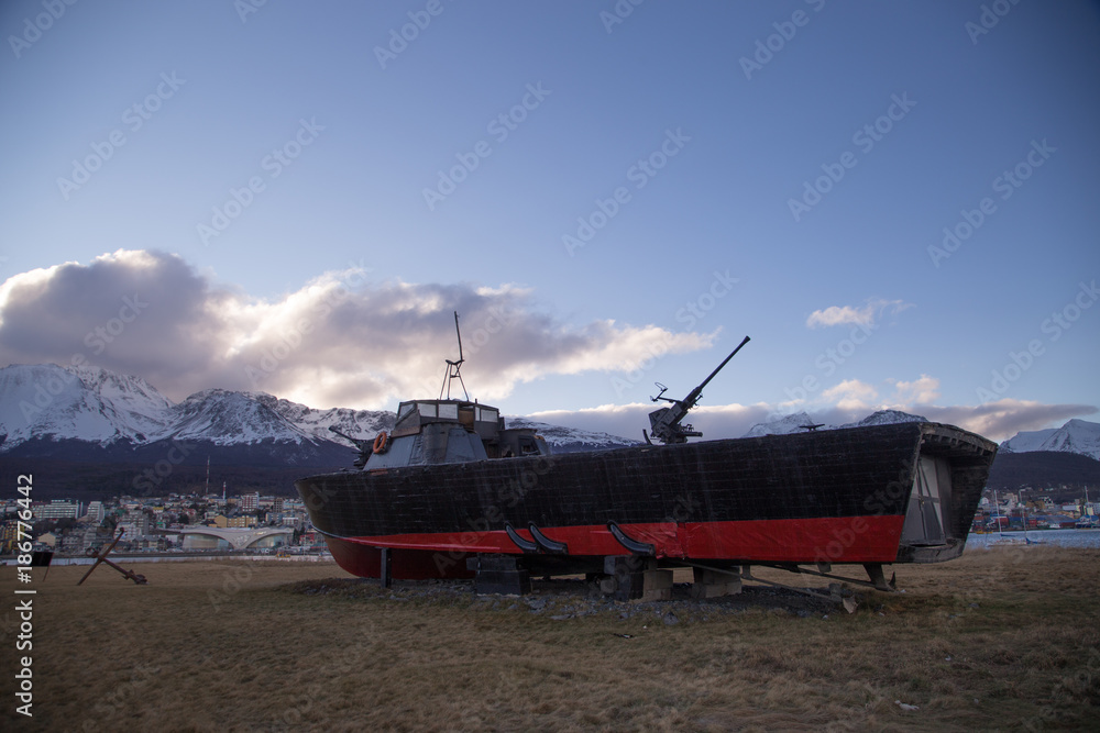 Obraz premium Warship in Ushuaia Argentina