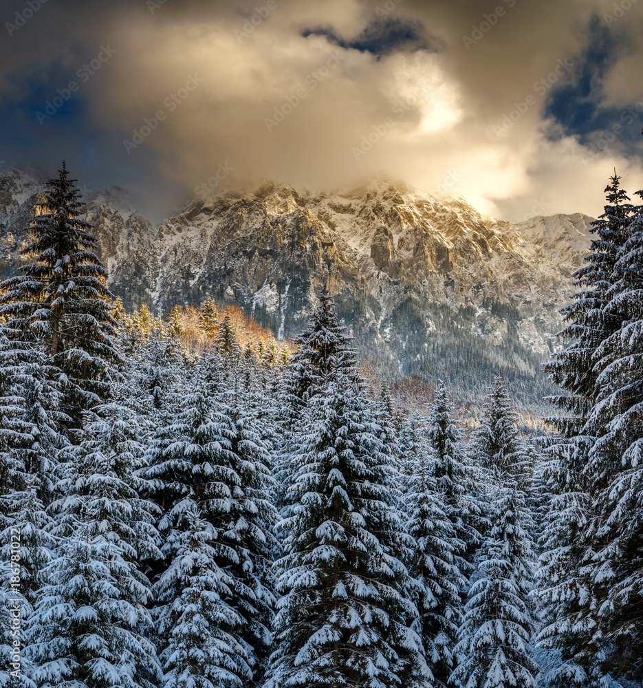 Fototapeta premium Góry z śniegiem w zmierzchu
