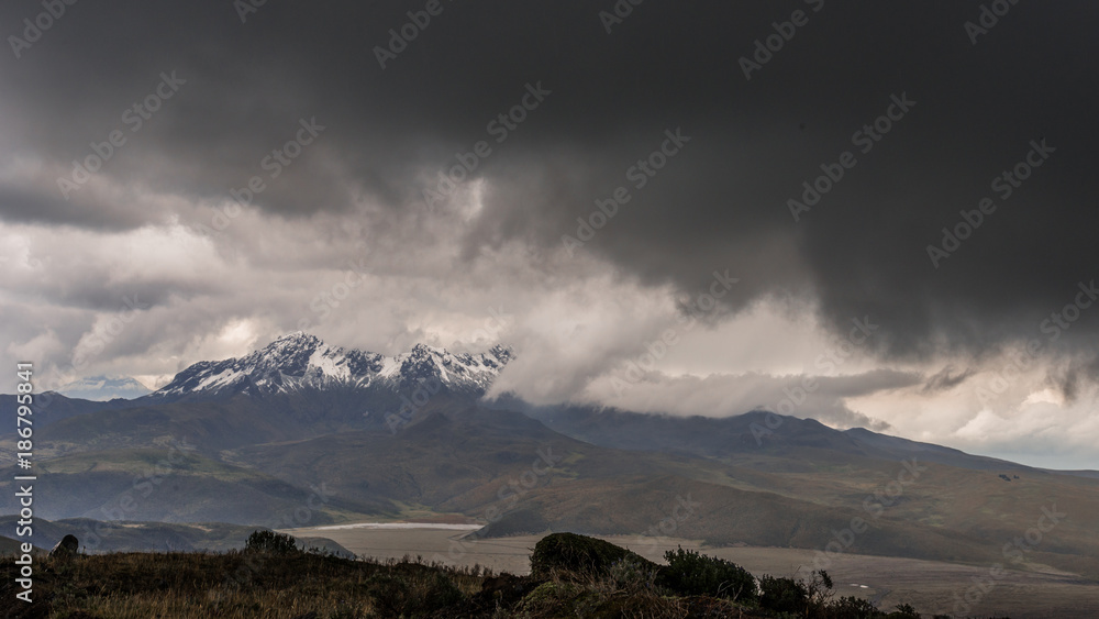 vulcano innevato con nuvole