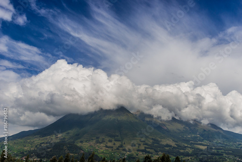 vulcano innevato con nuvole