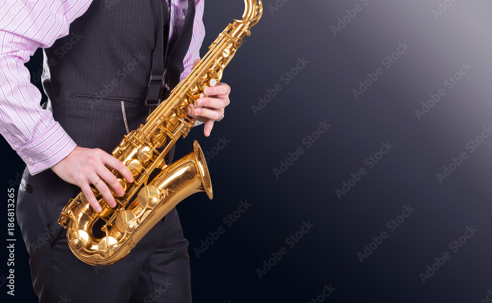 Naklejka premium professional saxophonist close up