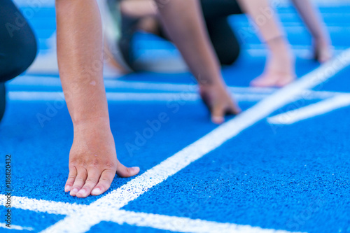 Sprintstart in der Leichtathletik auf blauer Tartanbahn © Stefan Schurr