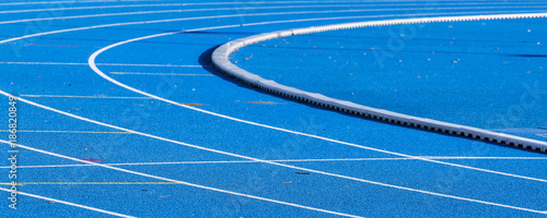 blaue Tartanbahn im Leichtathletikstadion