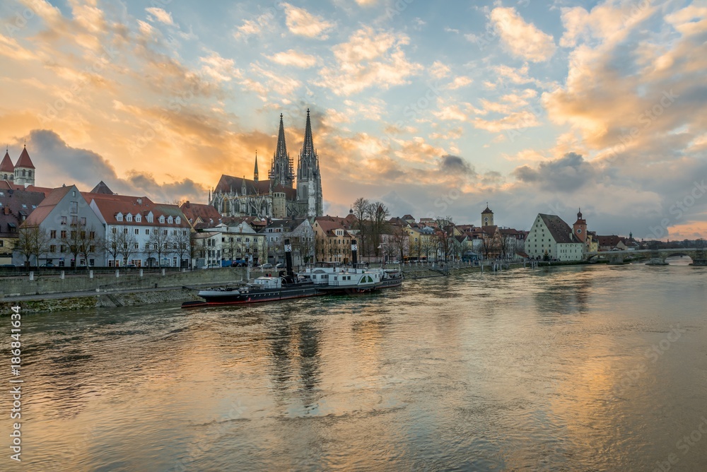 Regensburg am Abend mit Promenade und Dom und Steinerne Brücke, Deutschland