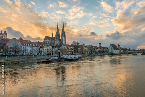 Regensburg am Abend mit Promenade und Dom und Steinerne Br  cke  Deutschland