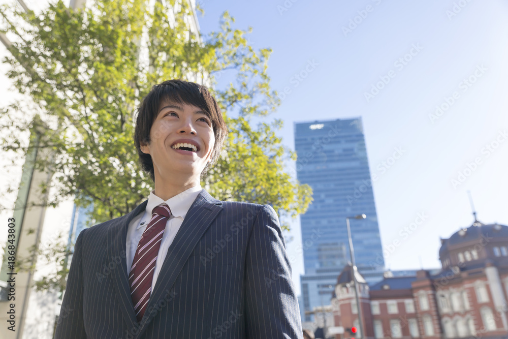 ビジネスマン　笑う　東京駅