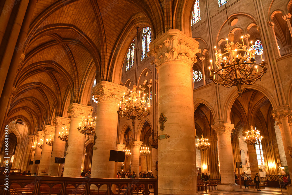 Nef de la cathédrale Notre-Dame à Paris, France