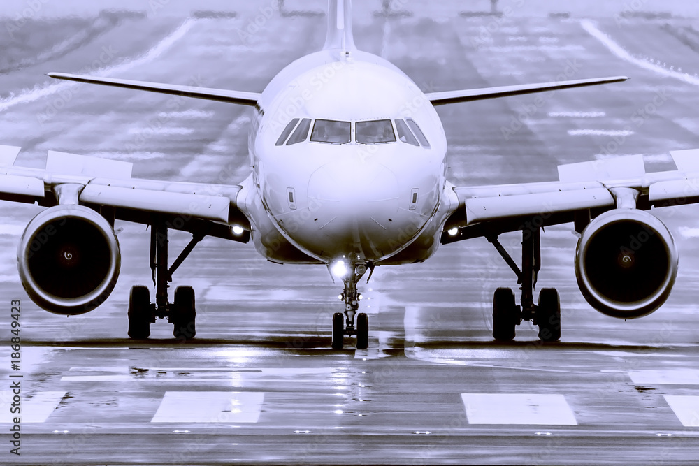 The plane is about to fly up The plane is about to fly up