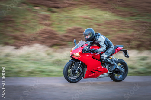 Tableau sur toile Panning Motorbike at Speed / Panning motorbike at speed to create motion blur on