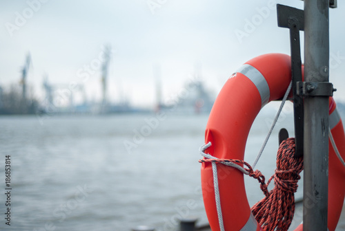 Rettungsring im Hafen