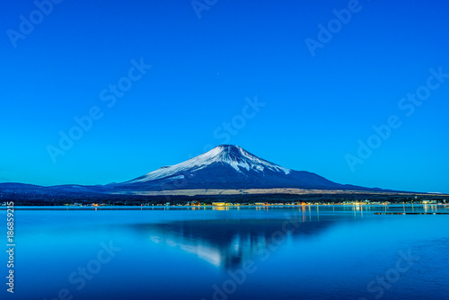 富士山と山中湖の夜景